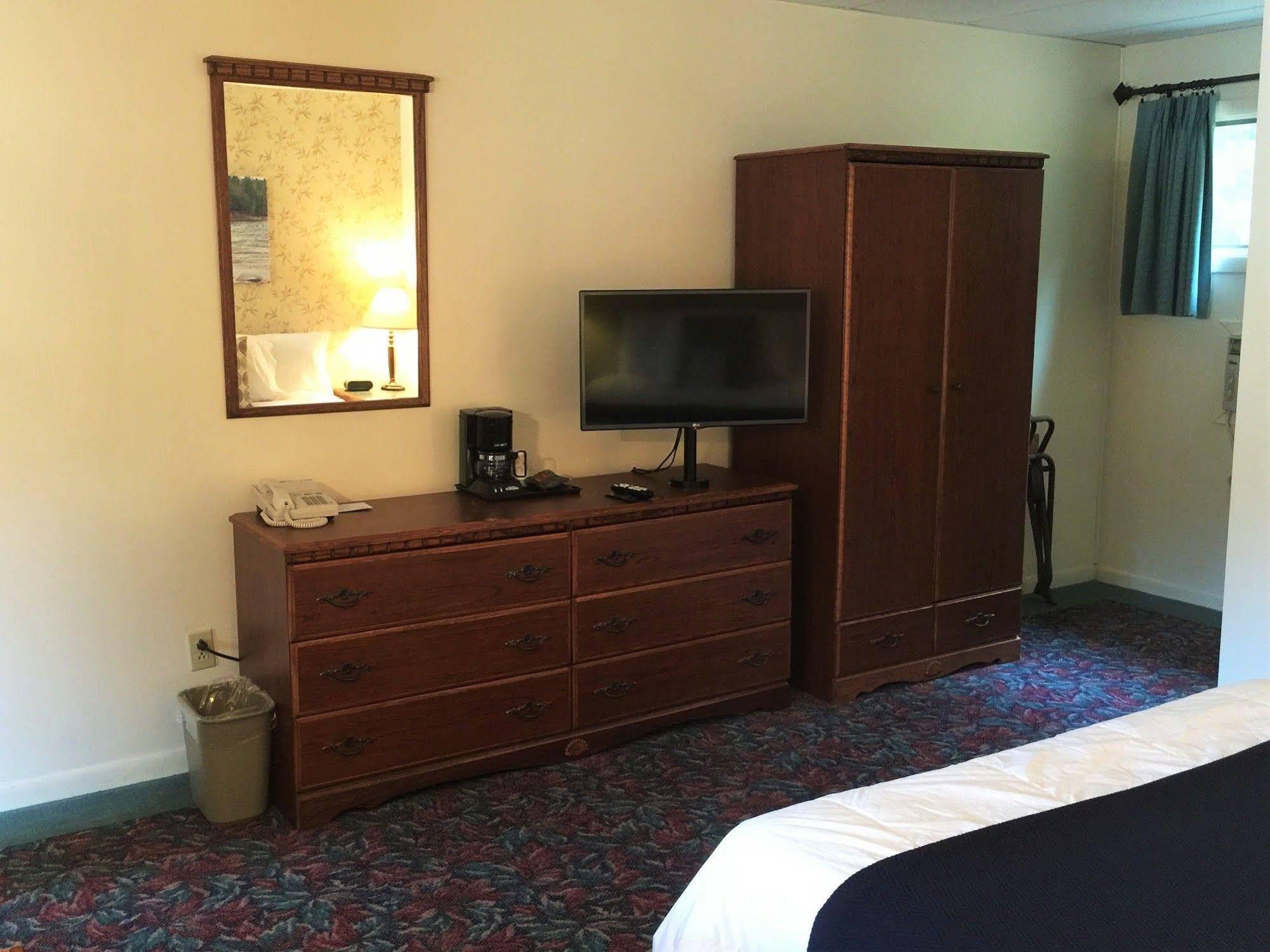 Cedar Motor Inn Marquette Exteriör bild