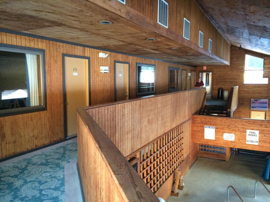 Cedar Motor Inn Marquette Exteriör bild