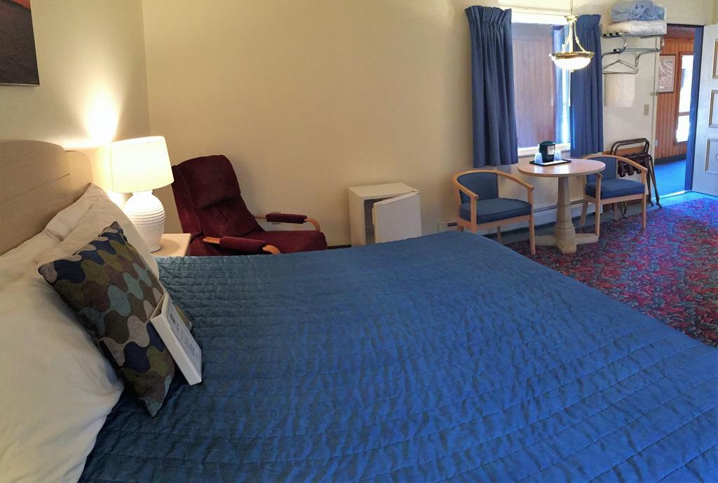 Cedar Motor Inn Marquette Exteriör bild