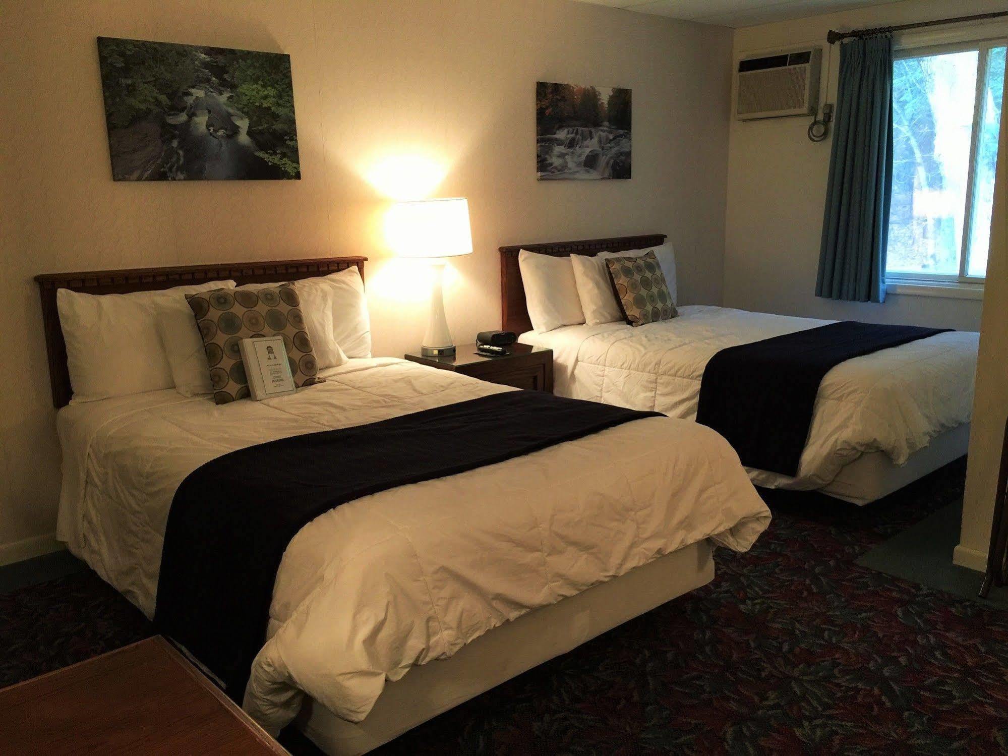 Cedar Motor Inn Marquette Exteriör bild