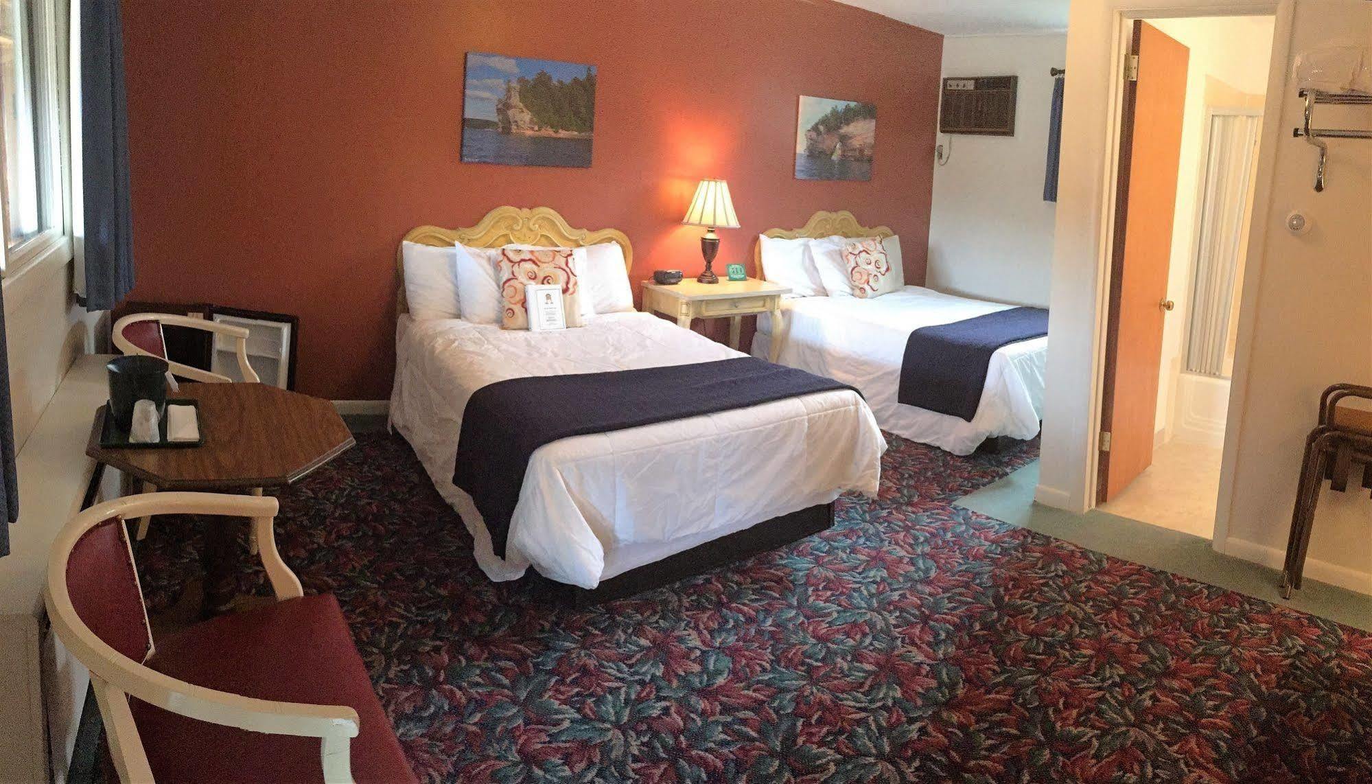 Cedar Motor Inn Marquette Exteriör bild